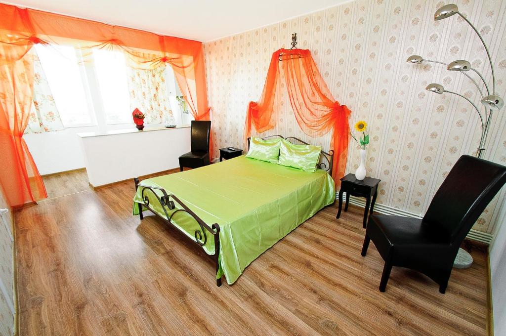 1 dormitorio con 1 cama con dosel de naranja en Apartament Gina2, en Galaţi