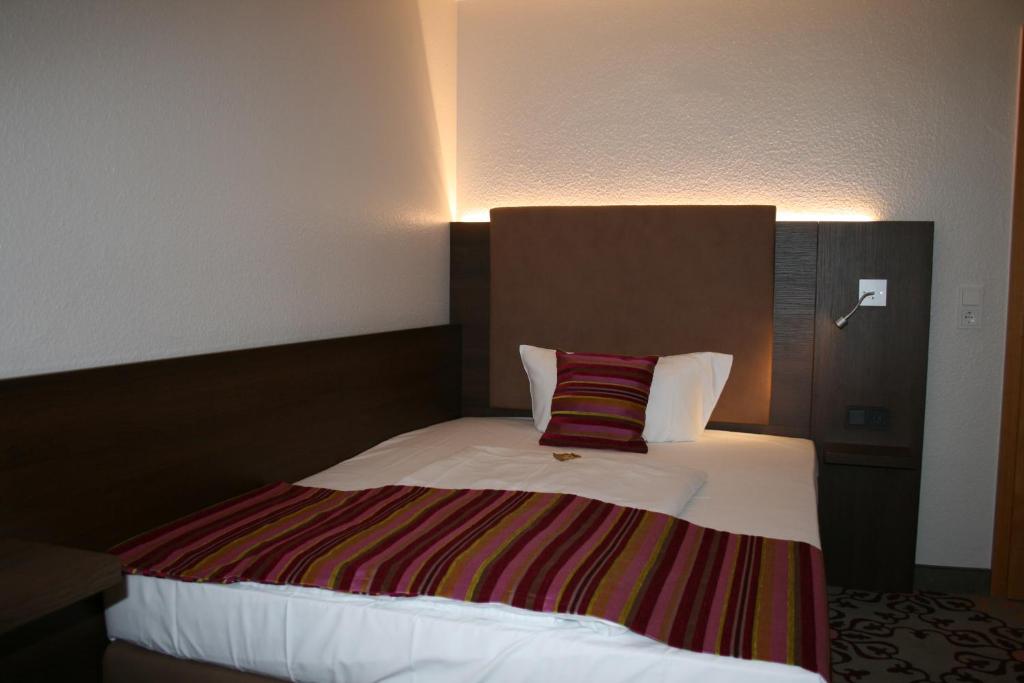 Postel nebo postele na pokoji v ubytování HOTEL PARQÉO im A66