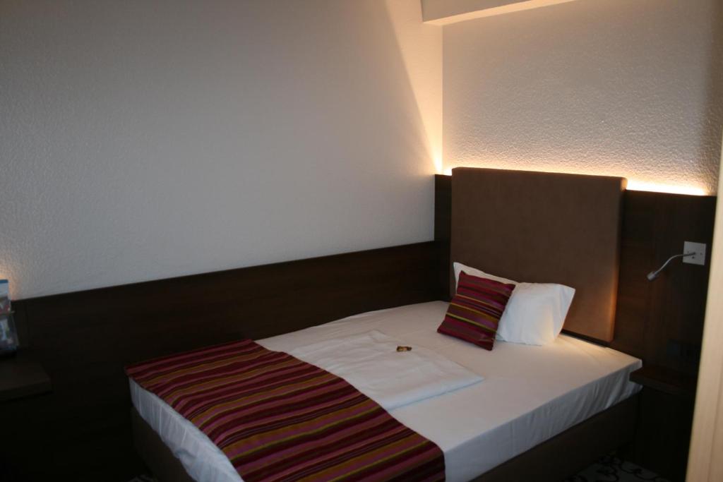 Postel nebo postele na pokoji v ubytování HOTEL PARQÉO im A66