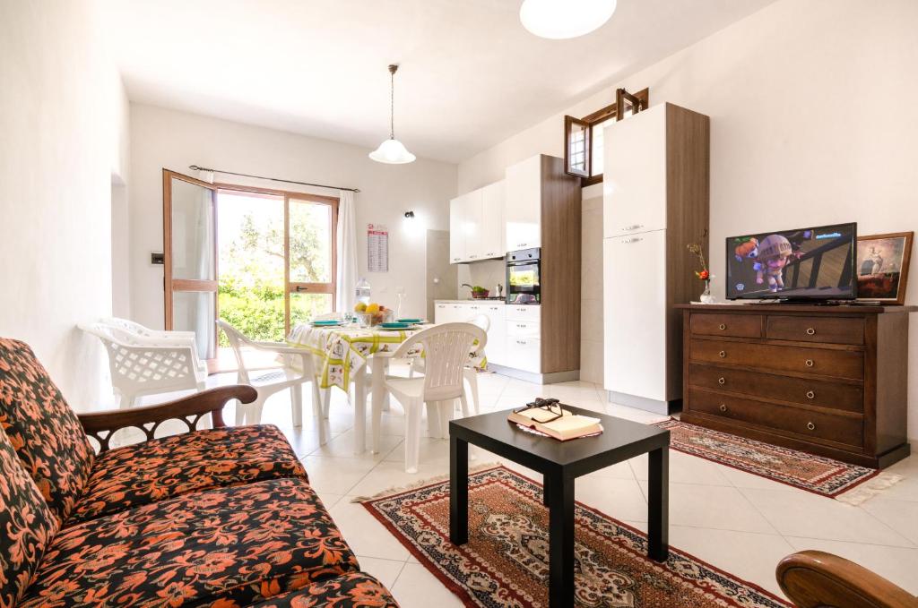 een woonkamer met een bank en een tafel bij Casale Dei Gelsi in Castellammare del Golfo