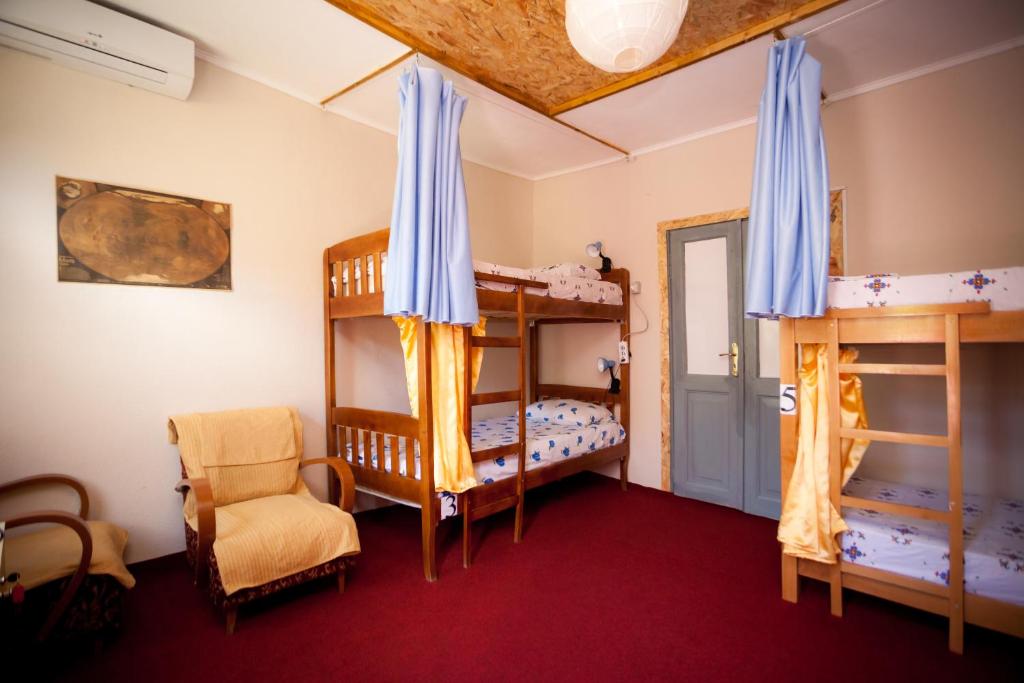 Una cama o camas en una habitación de The Wanderers Hostel