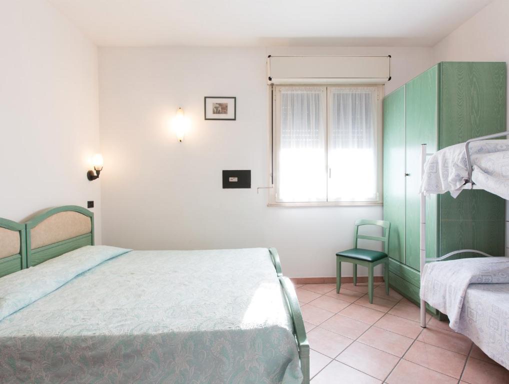1 dormitorio con 2 camas y ventana en Albergo Cenni, en Savio di Ravenna