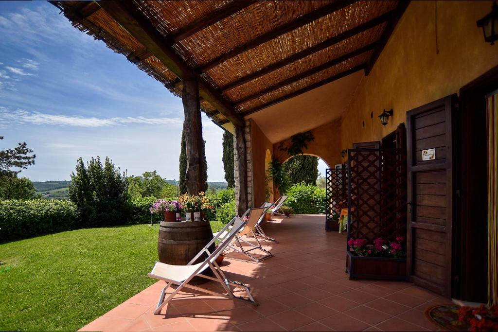 un patio con sedie a sdraio e un edificio di B&B 8380 Saturnia Terme a Saturnia