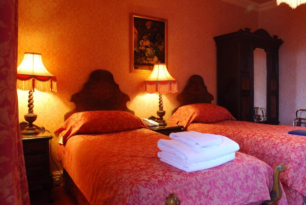 Postel nebo postele na pokoji v ubytování Lands of Loyal hotel