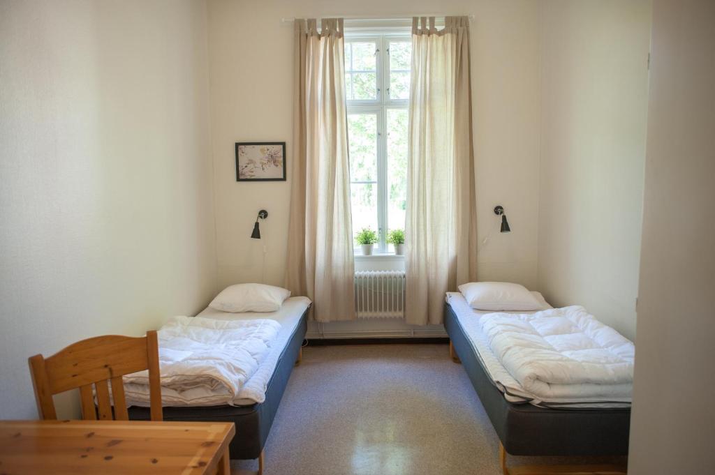 Postel nebo postele na pokoji v ubytování Ronneby Brunnspark Vandrarhem och B&B
