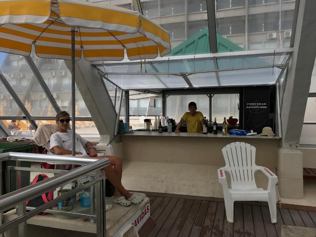 dwoje ludzi siedzących w barze na łodzi w obiekcie Hotel Luz y Fuerza San Bernardo - All Inclusive w mieście San Bernardo