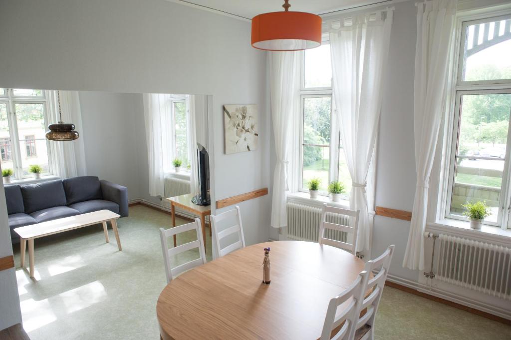 Posezení v ubytování Ronneby Brunnspark Vandrarhem och B&B