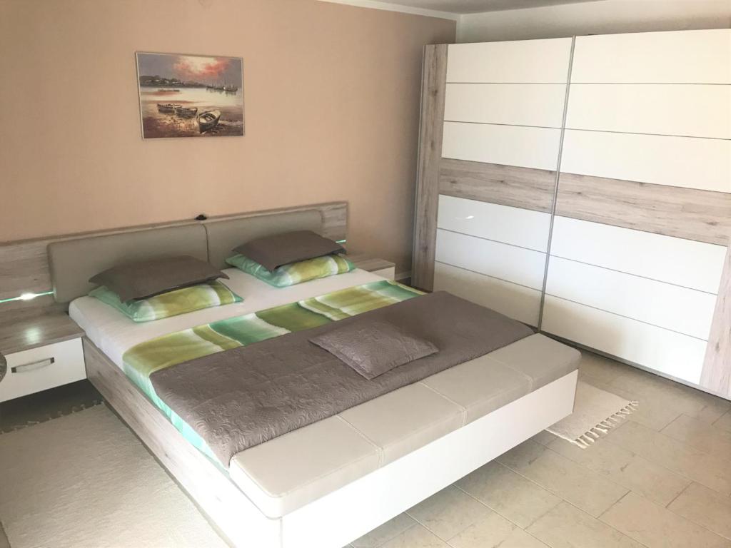 Una cama o camas en una habitaci&oacute;n de Apartmani Fortuna