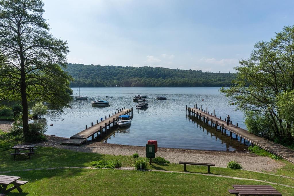 - une vue sur un lac avec des bateaux dans l'eau dans l'établissement Hill Of Oaks, à Windermere