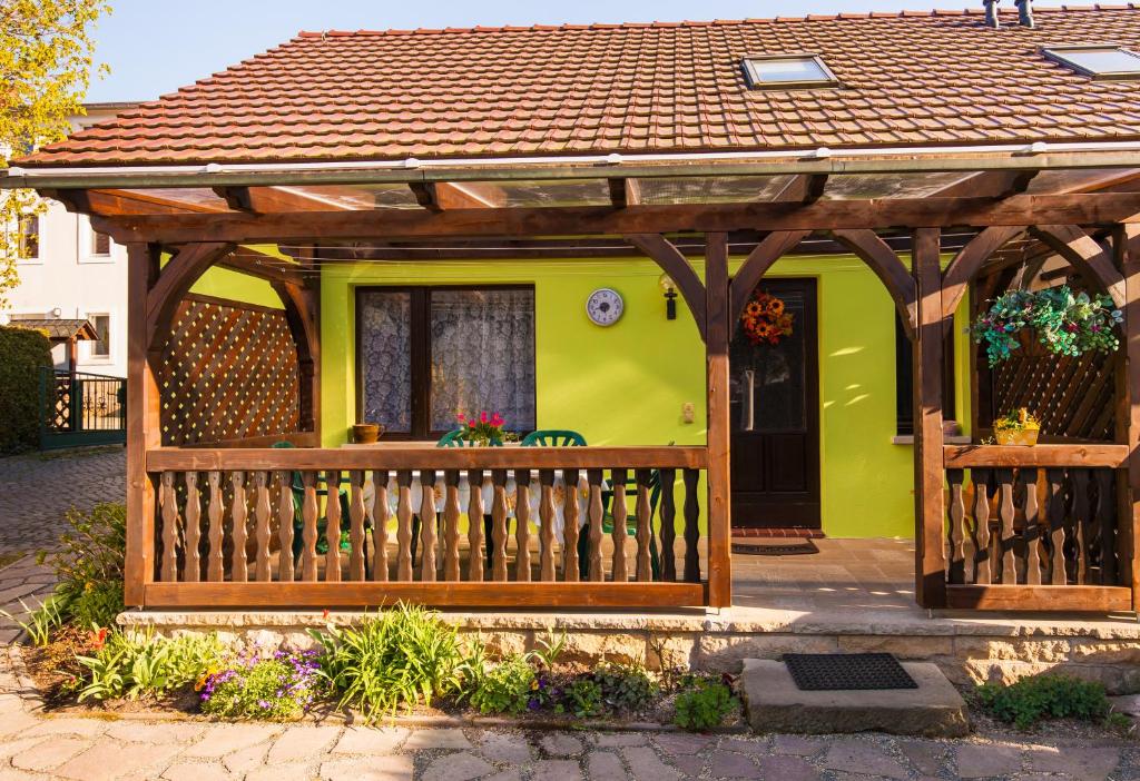 ein Haus mit einem Holzzaun davor in der Unterkunft Ferienwohnung Gottlöber in Stadt Wehlen