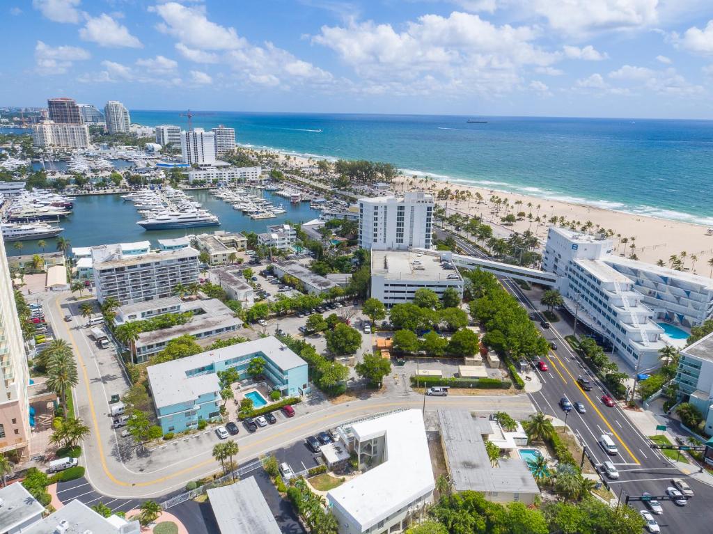 una vista aérea de la ciudad y el océano en Sea Beach Plaza, en Fort Lauderdale