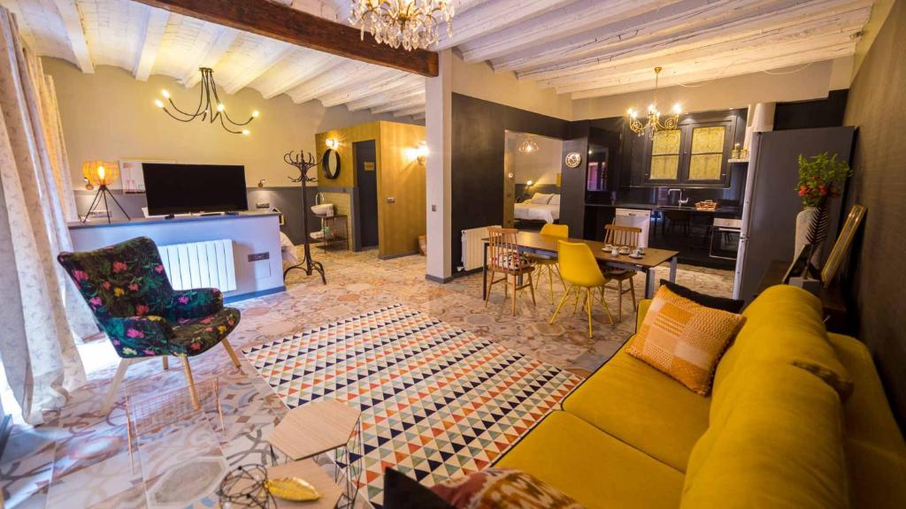 A television and/or entertainment centre at Groc Rooms