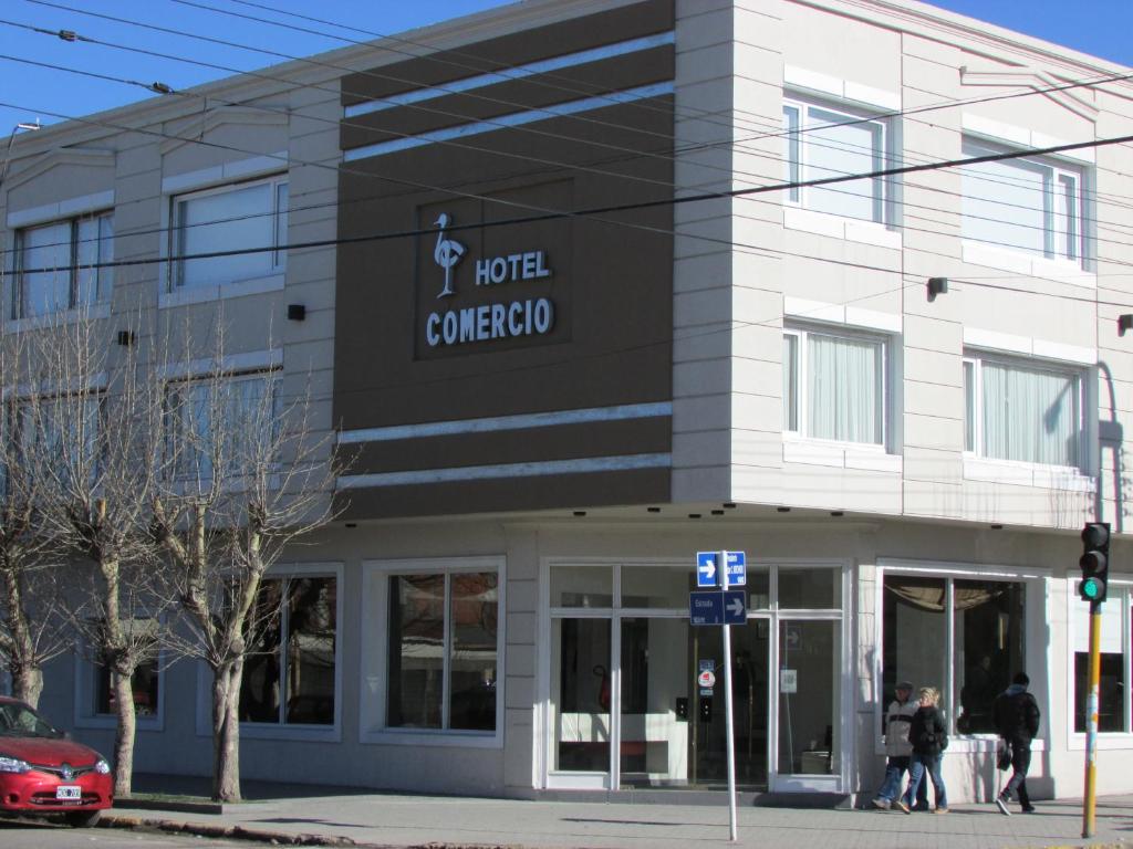 un bâtiment avec un panneau d'affichage de l'hôtel dans l'établissement Hotel Comercio, à Río Gallegos