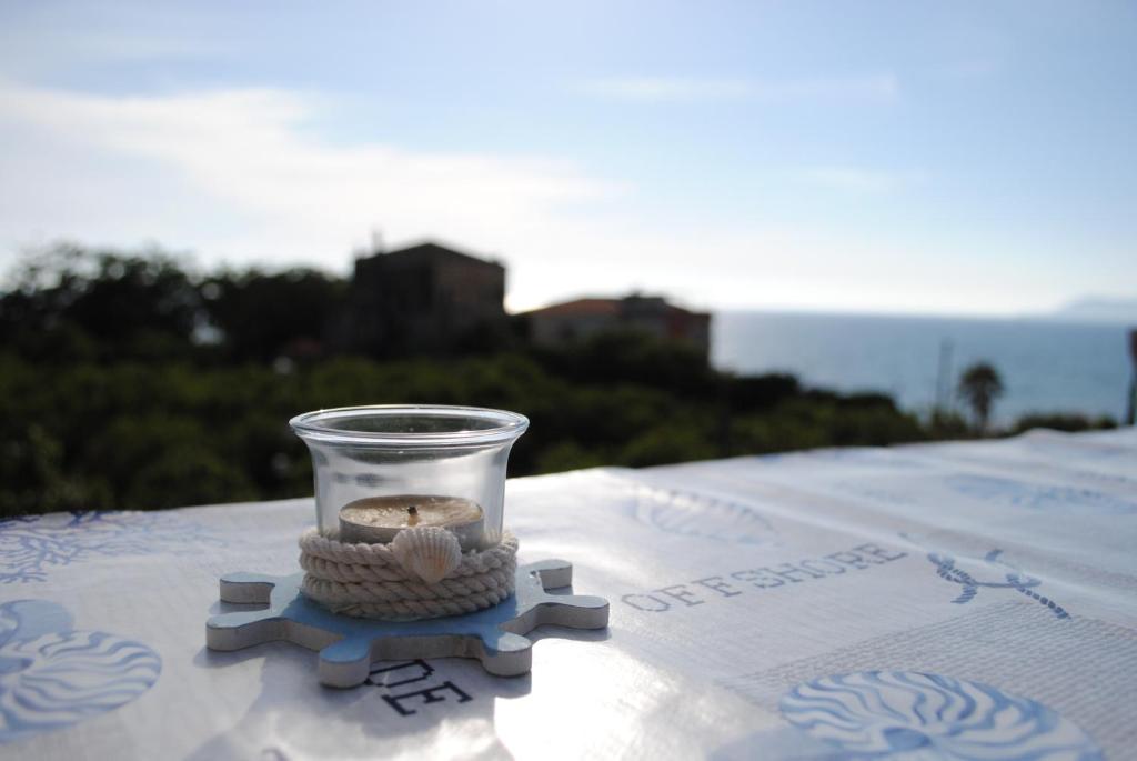un barattolo di vetro con una conchiglia sul tavolo di Villa Gentile ad Acciaroli