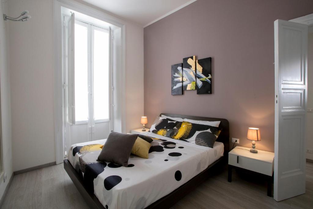 トラーパニにあるIl Re E La Regina Trapaniのベッドルーム1室(大型ベッド1台、黄色い枕付)