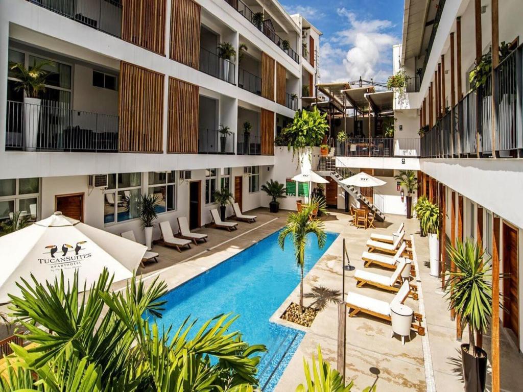 una imagen del patio de un hotel con piscina en Tucan Suites Tarapoto - Hotel Asociado Casa Andina, en Tarapoto