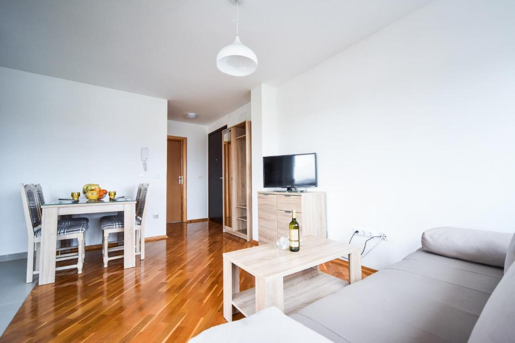 Телевизор и/или развлекательный центр в Apartments Dream