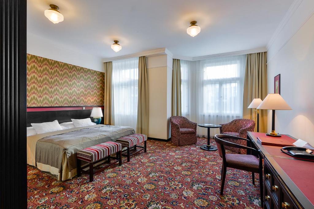 Een bed of bedden in een kamer bij Hotel Savoy Prague