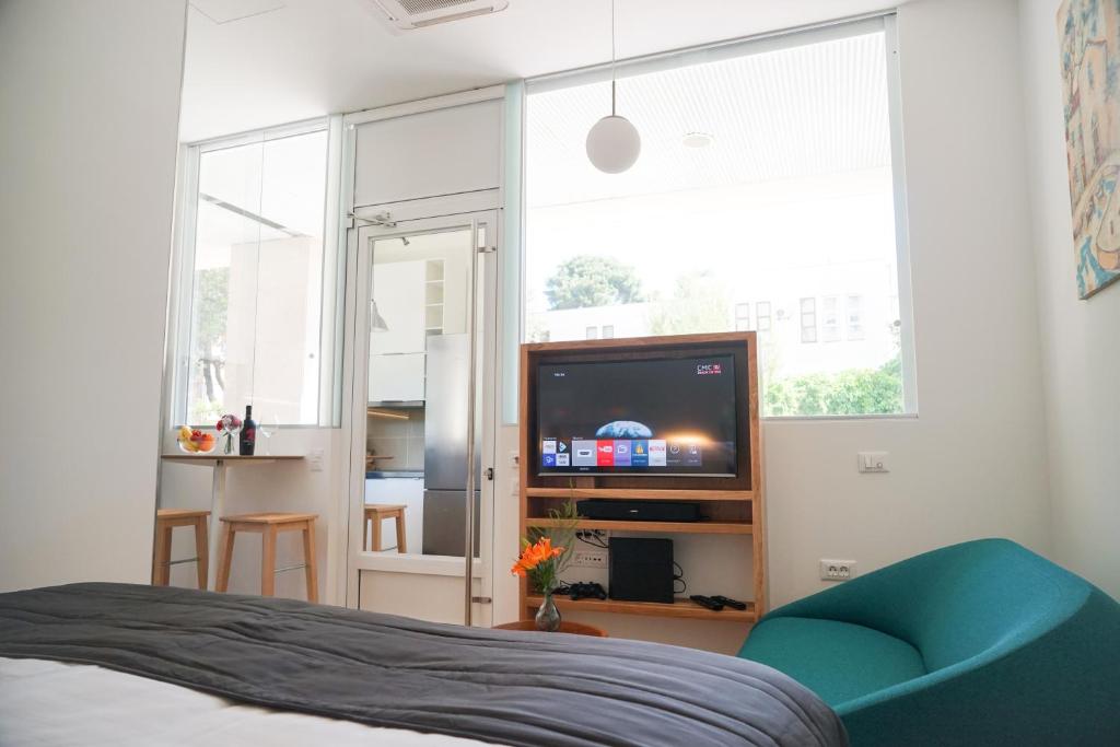 Televízia a/alebo spoločenská miestnosť v ubytovaní Destino City Apartments