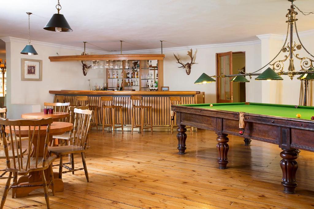 um quarto com uma mesa de bilhar e um bar em Viña La Playa Hotel & Winery em Santa Cruz