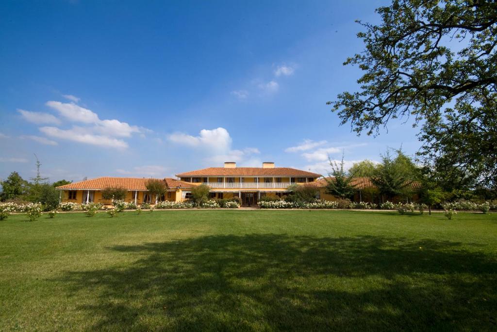 Um jardim no exterior de Viña La Playa Hotel & Winery
