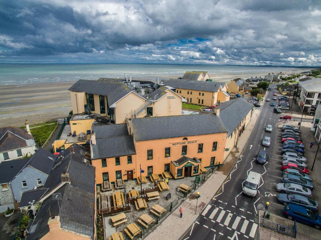 una vista aérea de una ciudad con el océano en Reddans of Bettystown Luxury Bed & Breakfast, Restaurant and Bar, en Bettystown