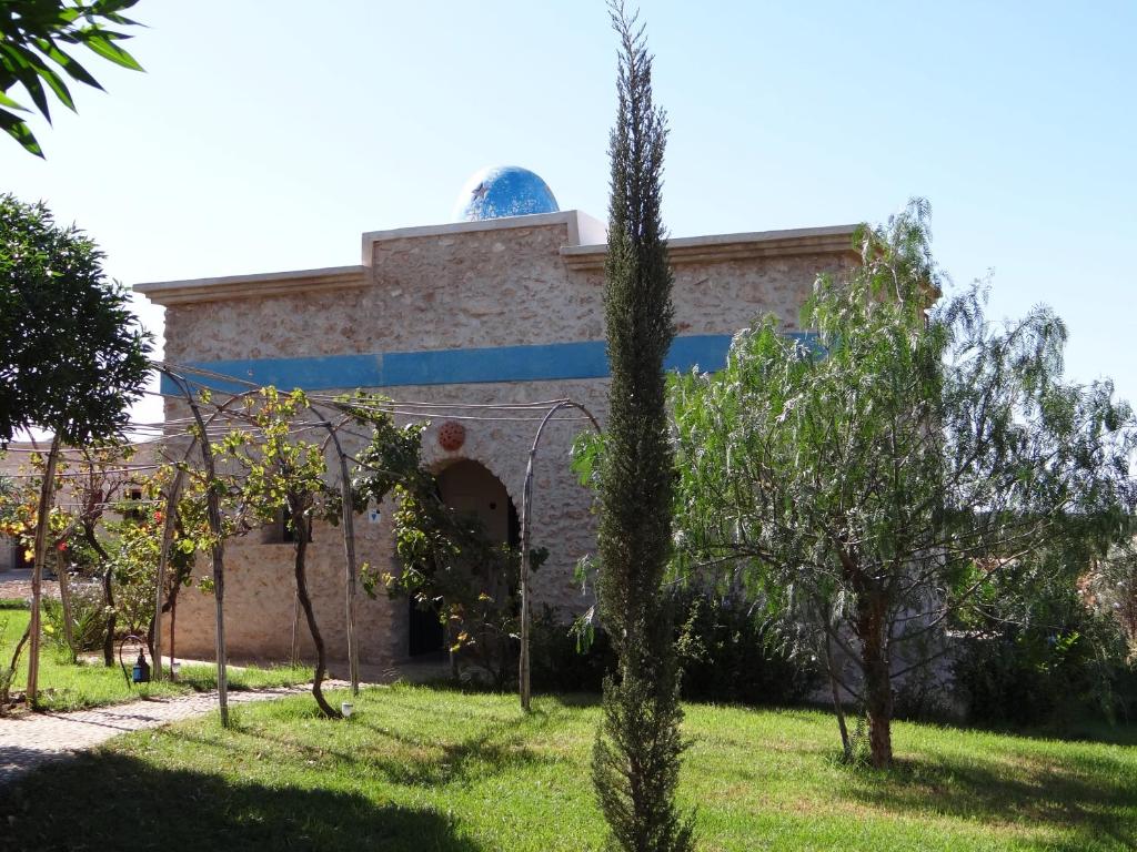 un bâtiment avec un arbre en face dans l'établissement Douar Noujoum, à Essaouira