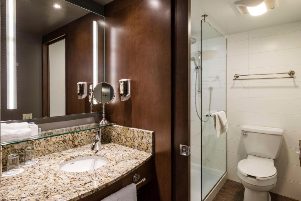 Koupelna v ubytování Hôtel & Suites Normandin Québec