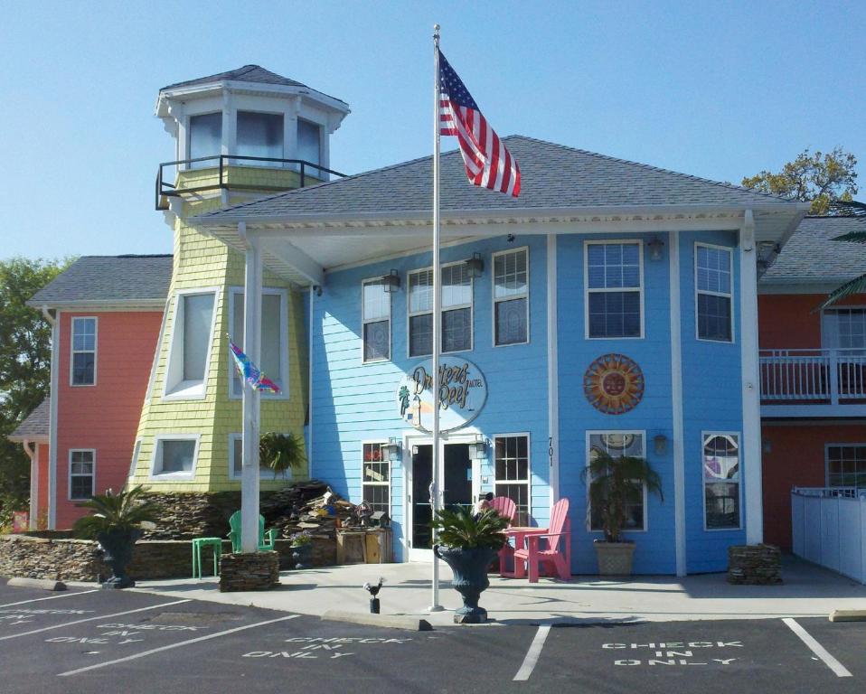 una casa colorida con una bandera americana delante de ella en Pirates Cove, en Carolina Beach