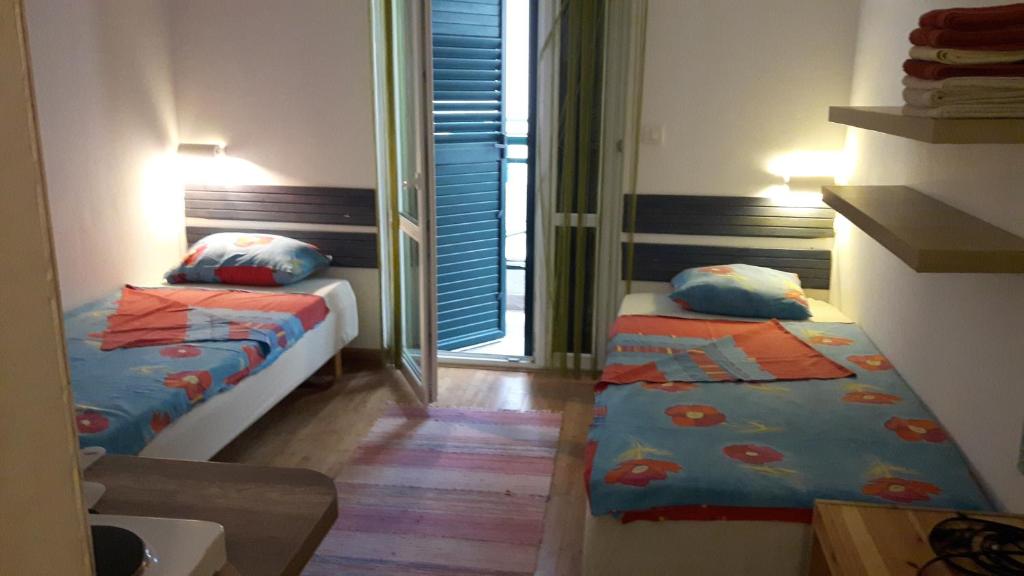 Un pat sau paturi într-o cameră la Apartments Paradiso