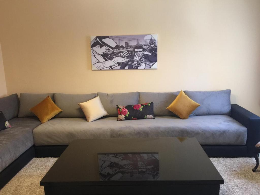 達赫拉的住宿－Résidence Tamaya，带沙发和咖啡桌的客厅