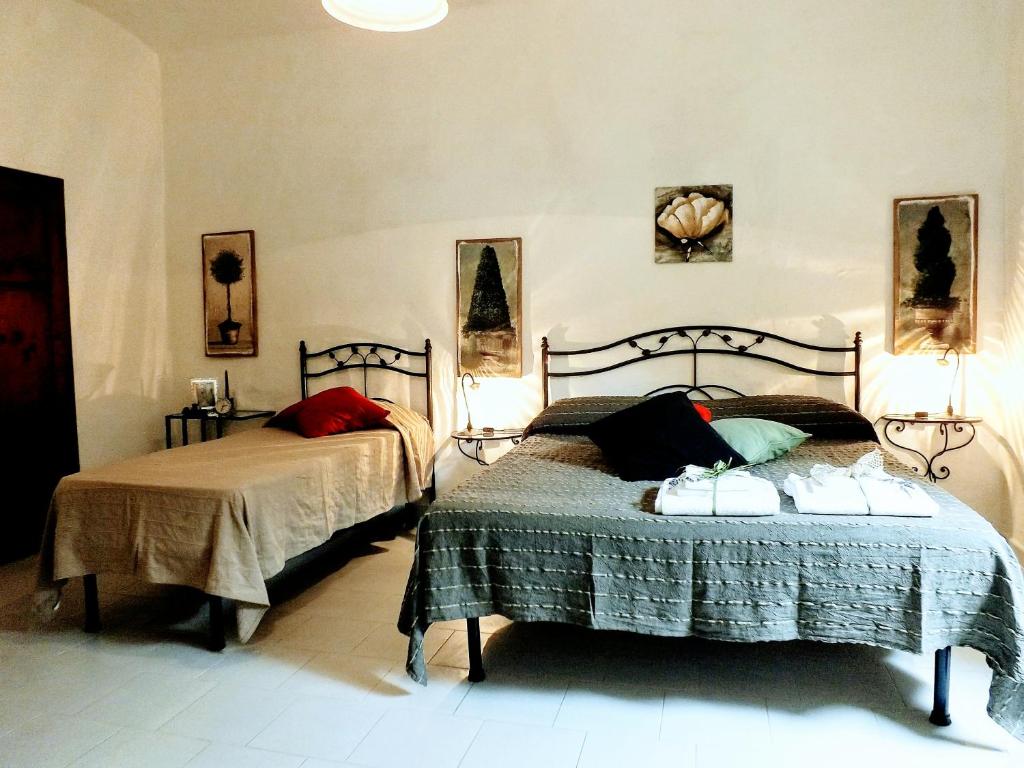1 Schlafzimmer mit 2 Betten in einem Zimmer in der Unterkunft Centralissimo nel cuore del borgo in Suvereto