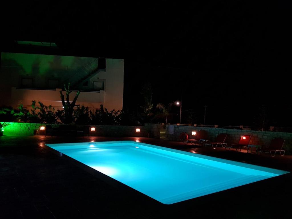 Bazén v ubytování Almyra Apartments & Suites nebo v jeho okolí