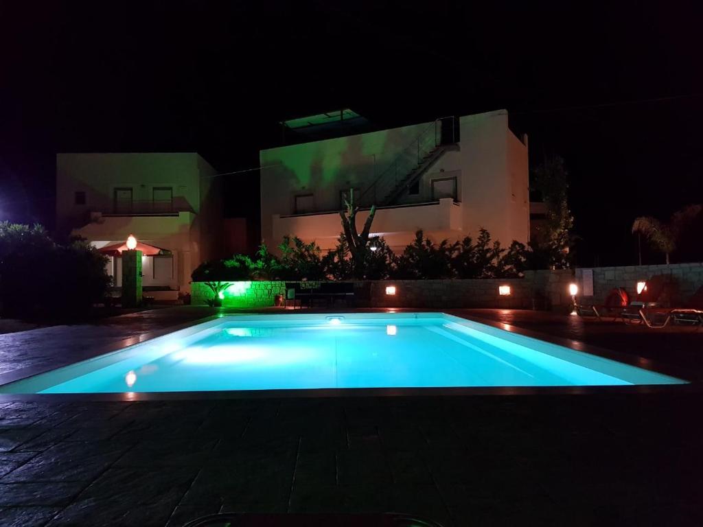 Bazén v ubytování Almyra Apartments & Suites nebo v jeho okolí