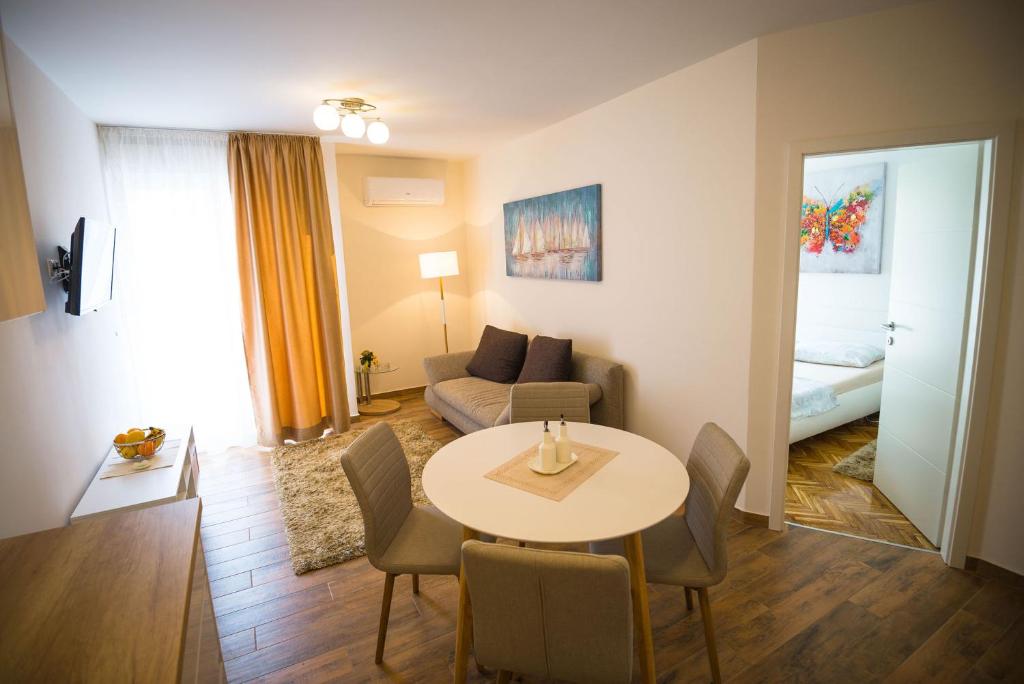 sala de estar con mesa y sofá en Apartment Bebulino en Split