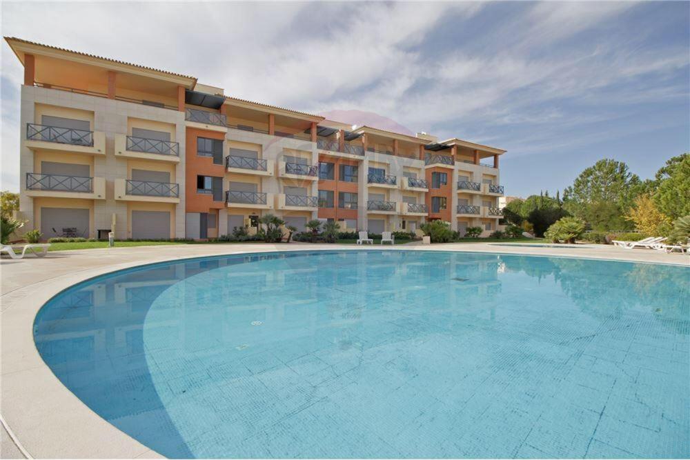 une grande piscine en face d'un bâtiment dans l'établissement Corcovada, Albufeira, Algarve, à Albufeira