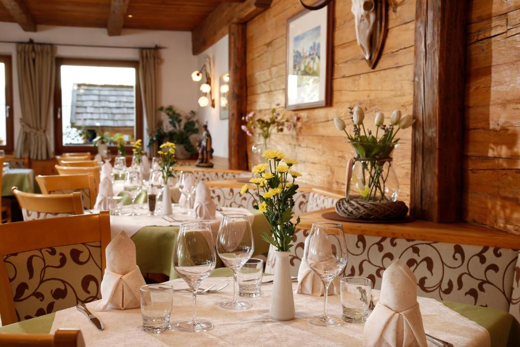 A seating area at Hotel Hubertusstube
