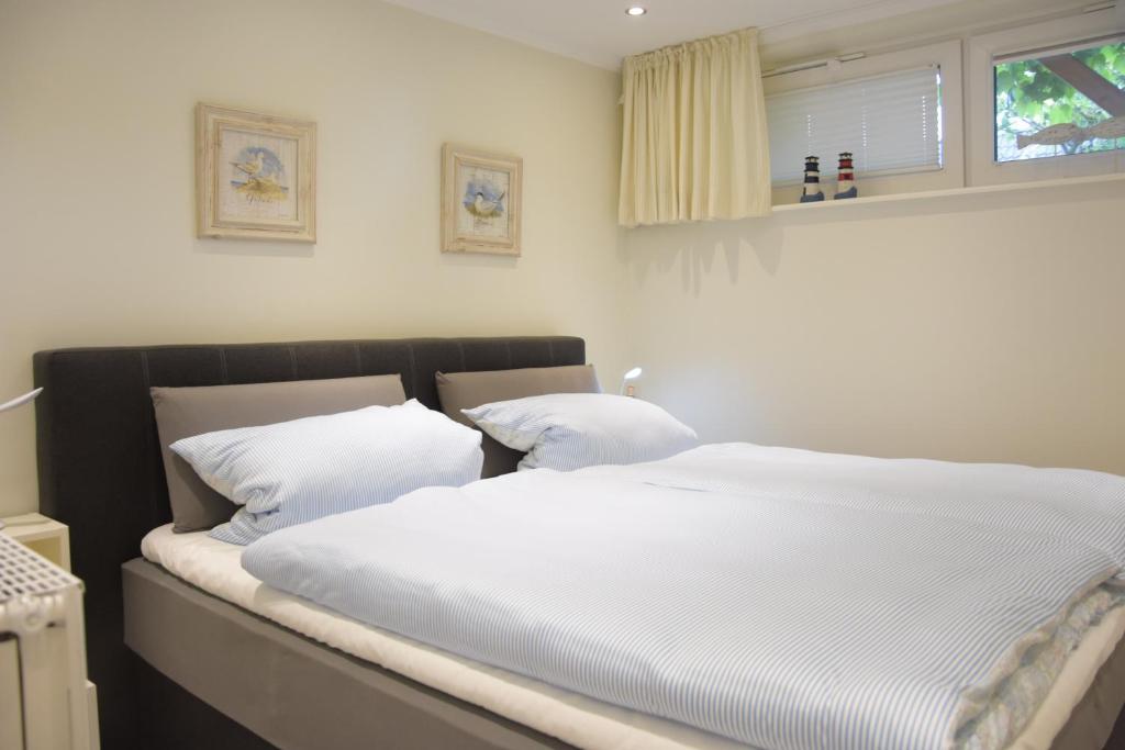 a bed with two white pillows in a bedroom at Ferienwohnung Smutje in Kiel