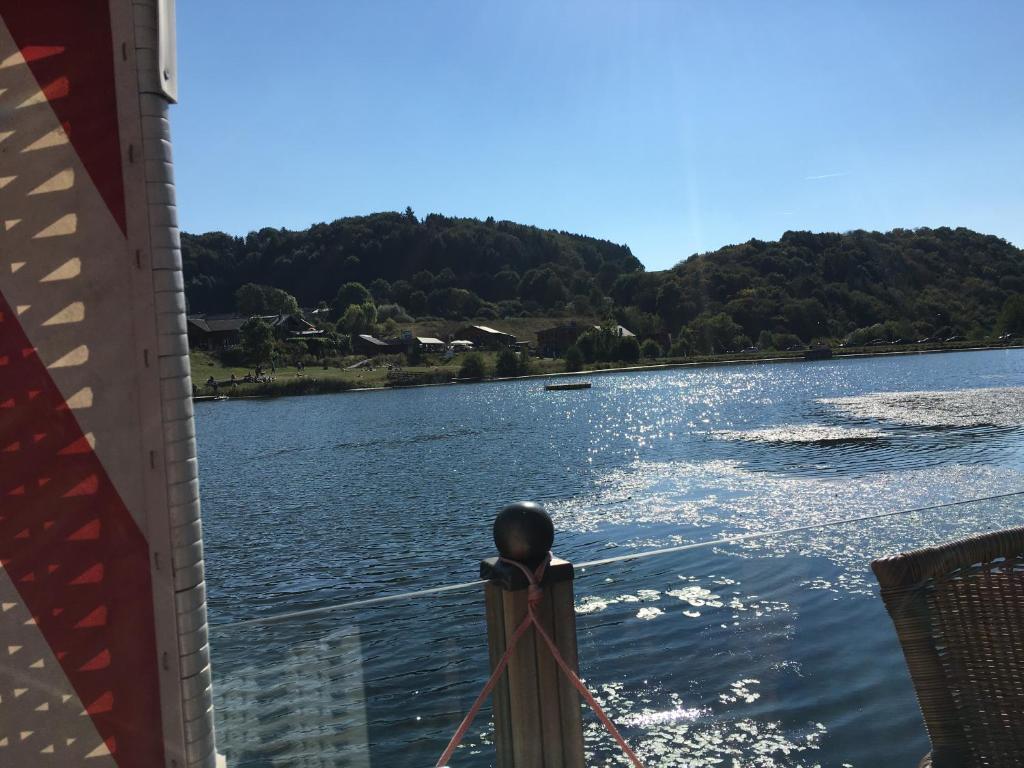 a view of the water from a boat on a lake at Ferienwohnung Ankerplatz in Rieden