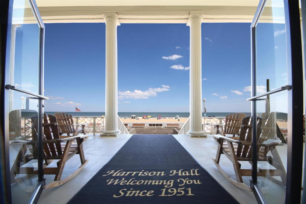 une chambre avec des chaises et une grande vue sur la plage dans l'établissement Harrison Hall Hotel, à Ocean City