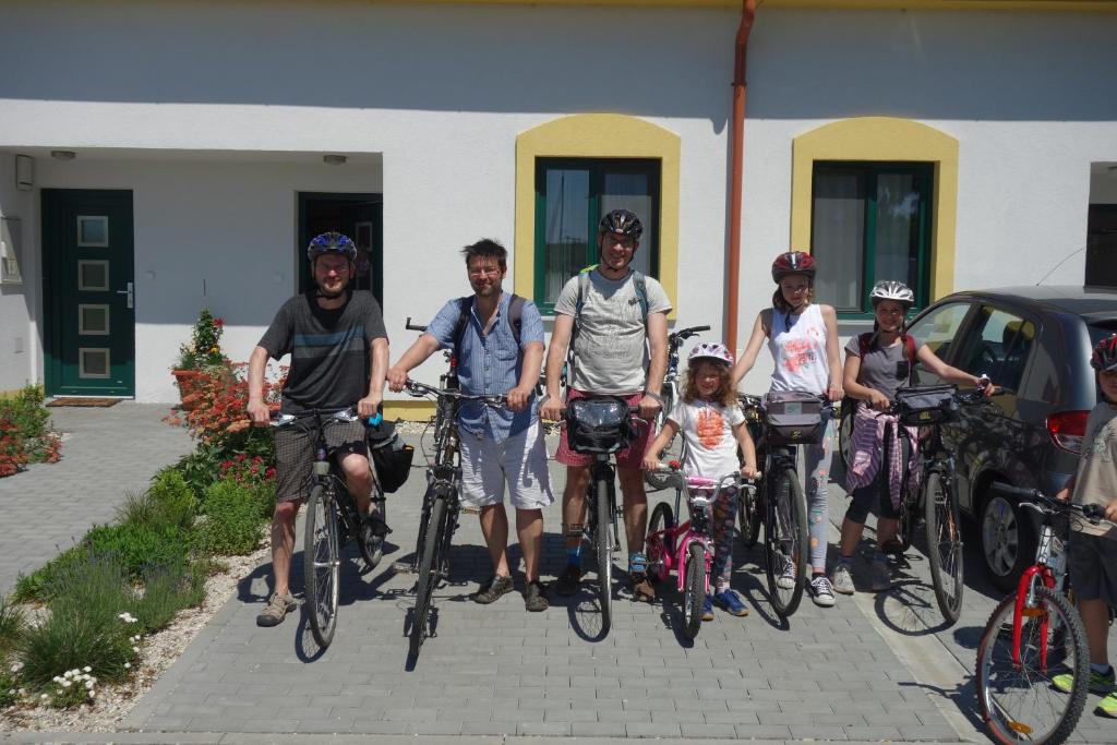 um grupo de pessoas com as suas bicicletas em frente a uma casa em Lednicko-valtický apartmán em Hlohovec
