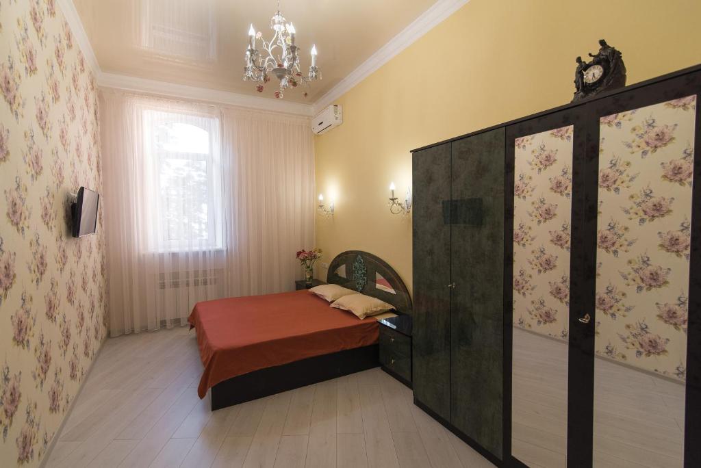 um quarto com uma cama, uma cómoda e uma janela em Vip Apartment na Derebasovskoi em Odessa