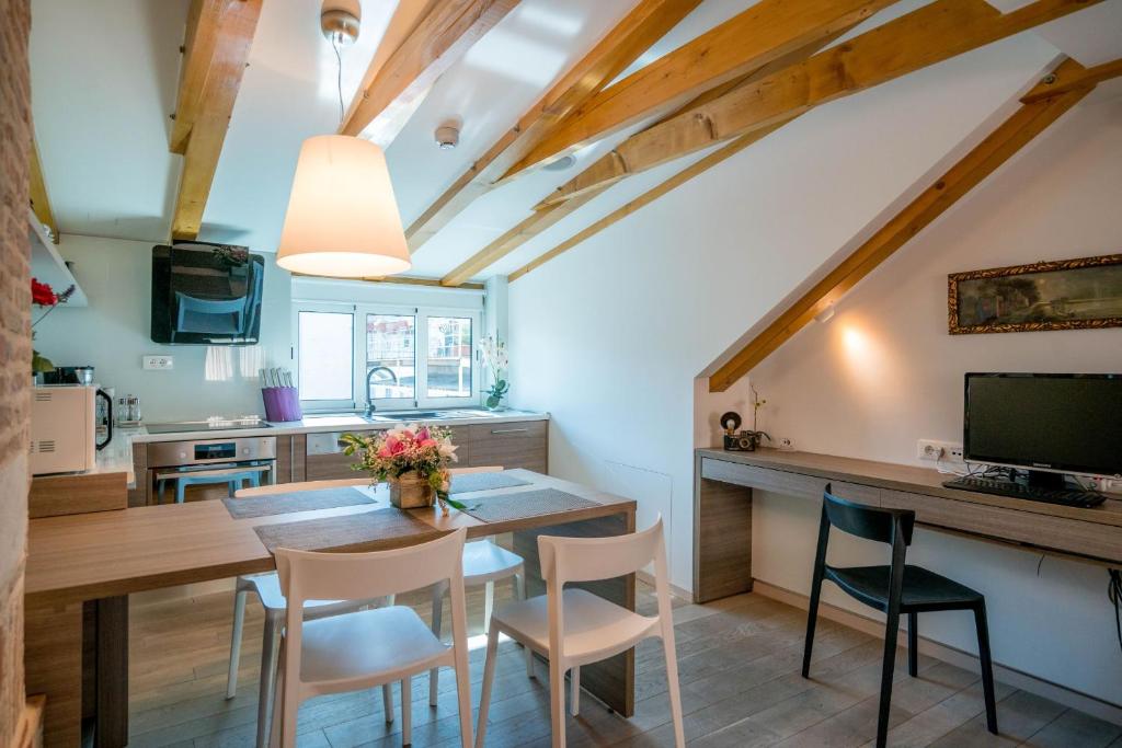 TV a/nebo společenská místnost v ubytování Apartment Atticus