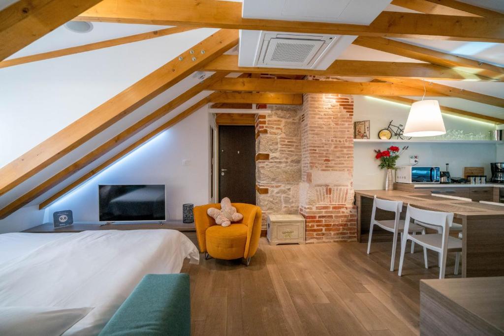 Postel nebo postele na pokoji v ubytování Apartment Atticus