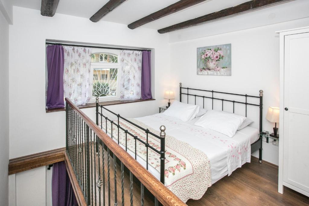 斯普利特的住宿－米拉弗洛雷斯公寓，一间卧室设有一张床和一个阳台