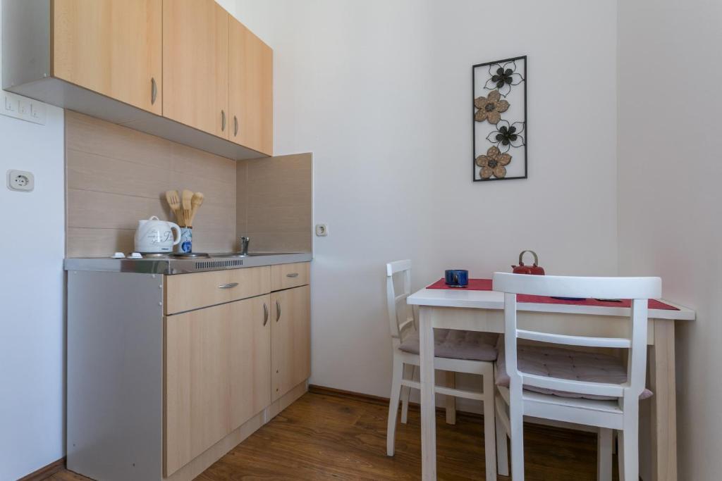 Apartments Miljas 2 - 10