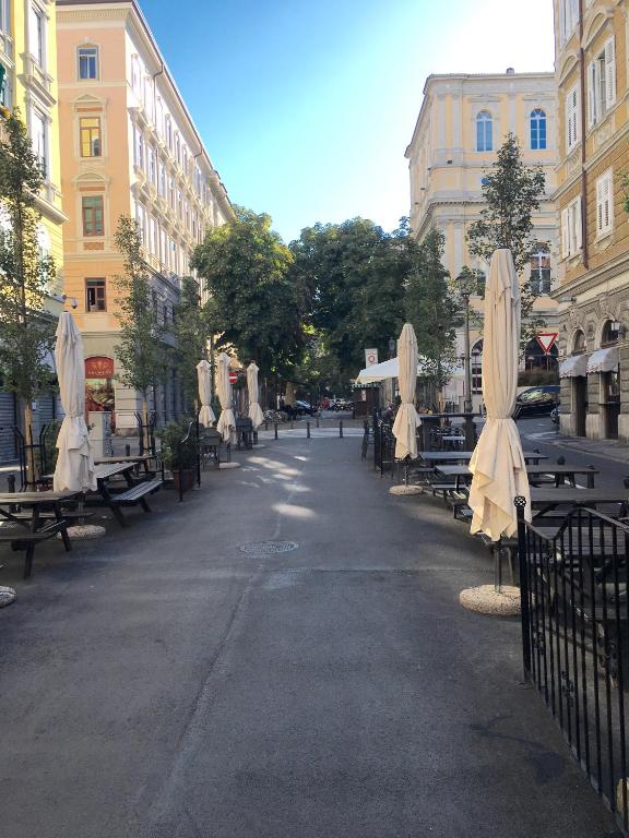 Fotografia z galérie ubytovania Alla Scalinata del Teatro Rossetti parcheggio v destinácii Trieste