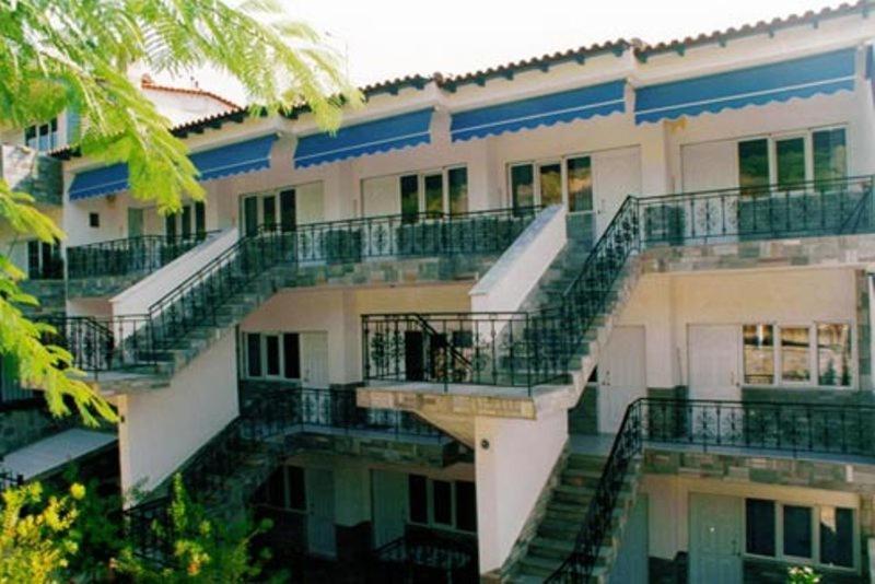 un bâtiment avec des escaliers sur son côté dans l'établissement Galini Sea View Apartments Chalkidiki, à Nea Skioni