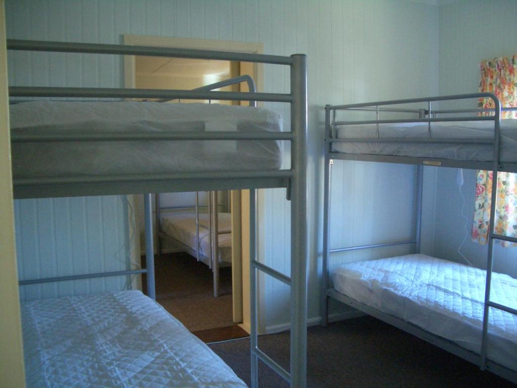 Postel nebo postele na pokoji v ubytování Rainbow Pines Tourist Caravan Park