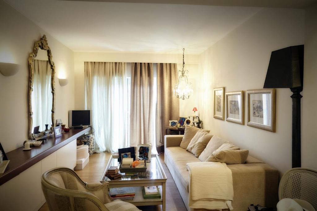 Televízia a/alebo spoločenská miestnosť v ubytovaní Unique Apartment in the Heart of the City